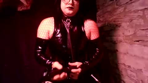 Snapshot of strangespence chatting on 04-26-26, 07:17 Mistress kinki online show from 04-26-26, 07:17