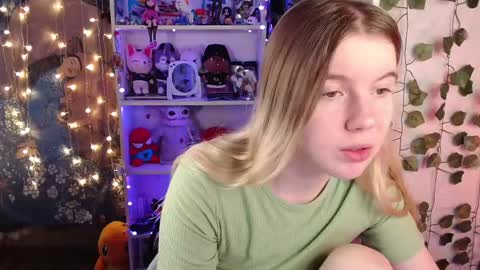 Snapshot of strawberry_juli chatting on 02-28-25, 02:09 Juli online show from 02-28-25, 02:09