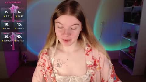 Snapshot of strawberry_juli chatting on 09-16-25, 09:10 Juli online show from 09-16-25, 09:10