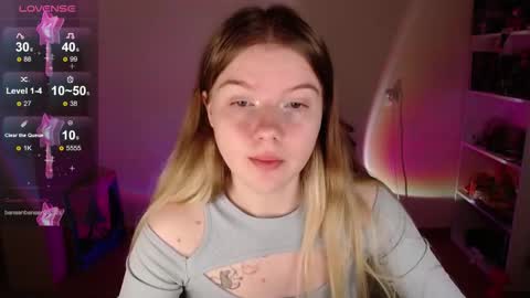 Snapshot of strawberry_juli chatting on 09-29-25, 06:40 Juli online show from 09-29-25, 06:40