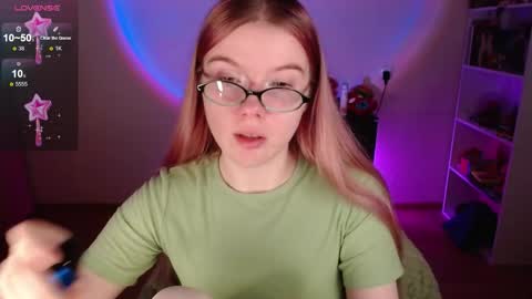 Snapshot of strawberry_juli chatting on 12-16-25, 05:34 Juli online show from 12-16-25, 05:34