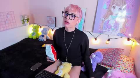 strawberry_kitty_ online show from 11-15-25, 04:21