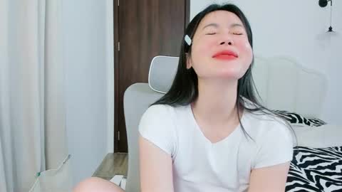 strawberry_loveee online show from 11-11-25, 02:55