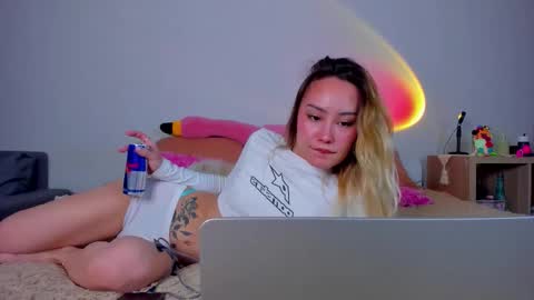 Tati and Lola online show from 01-12-26, 01:38