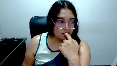 strawlux online show from 05-18-26, 04:35