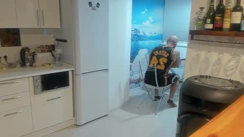 Strong Arni online show from 02-18-25, 05:42