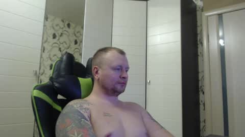 Snapshot of strongass18 chatting on 12-21-24, 01:10 Alex online show from 12-21-24, 01:10