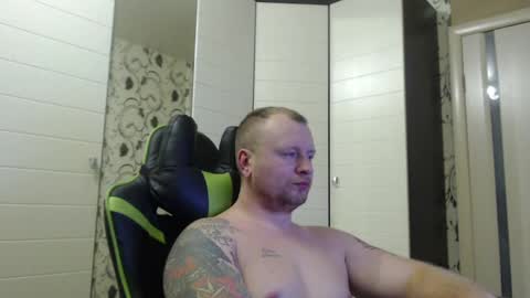 Snapshot of strongass18 chatting on 12-22-24, 01:44 Alex online show from 12-22-24, 01:44