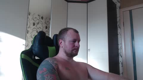 Snapshot of strongass18 chatting on 01-09-25, 09:06 Alex online show from 01-09-25, 09:06