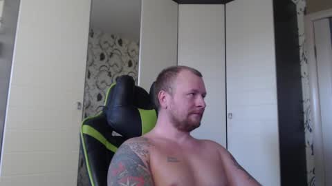 Snapshot of strongass18 chatting on 01-09-25, 12:09 Alex online show from 01-09-25, 12:09