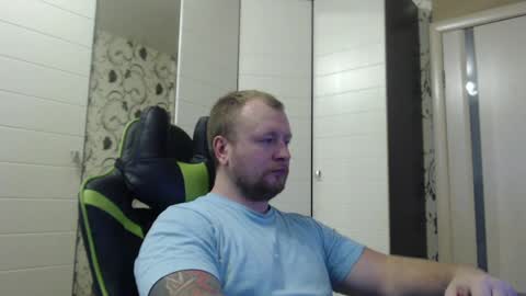 Snapshot of strongass18 chatting on 01-11-25, 11:34 Alex online show from 01-11-25, 11:34