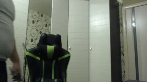 Snapshot of strongass18 chatting on 01-26-25, 04:30 Alex online show from 01-26-25, 04:30