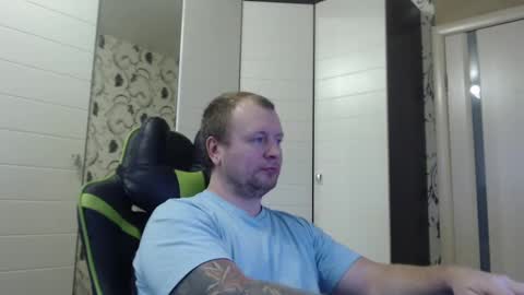 Snapshot of strongass18 chatting on 02-01-25, 11:21 Alex online show from 02-01-25, 11:21