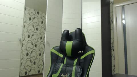 Snapshot of strongass18 chatting on 02-08-25, 02:49 Alex online show from 02-08-25, 02:49
