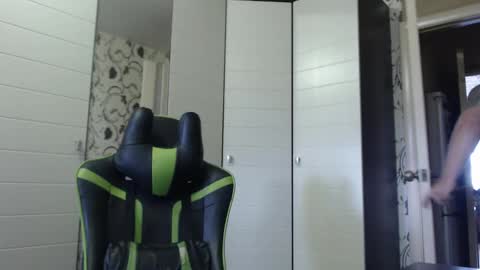 Snapshot of strongass18 chatting on 10-16-25, 08:59 Alex online show from 10-16-25, 08:59