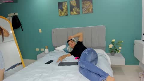 Snapshot of stroong_couple_ chatting on 02-19-25, 02:33 Strong Couple online show from 02-19-25, 02:33