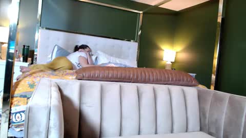 Suburban Moxxxie online show from 10-12-25, 07:40