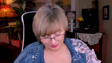 Vivien online show from 01-18-25, 12:15