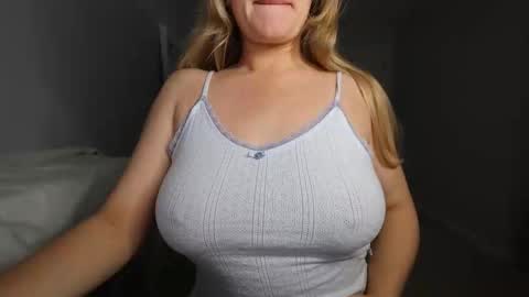 Snapshot of summerdawn03 chatting on 10-20-25, 10:59 Summer Dawn online show from 10-20-25, 10:59