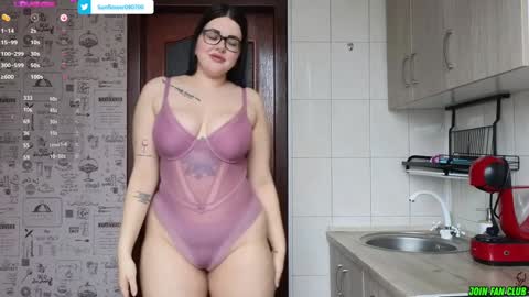 Snapshot of sunflower0907 chatting on 01-21-25, 09:03 Tina. Im topless model online show from 01-21-25, 09:03