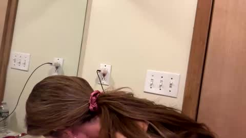 Snapshot of sunnbabe92485 chatting on 12-19-25, 01:23 sunnbabe92485 online show from 12-19-25, 01:23