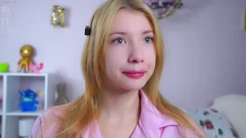 Snapshot of sunnmoonn chatting on 01-19-26, 02:43 Lily online show from 01-19-26, 02:43