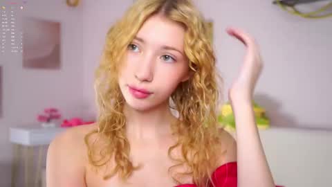 Snapshot of sunnmoonn chatting on 02-14-26, 02:36 Lily online show from 02-14-26, 02:36