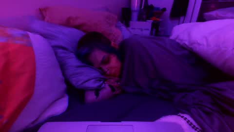 Snapshot of sunshine_mk3 chatting on 09-10-25, 02:22 UNH1N3 online show from 09-10-25, 02:22