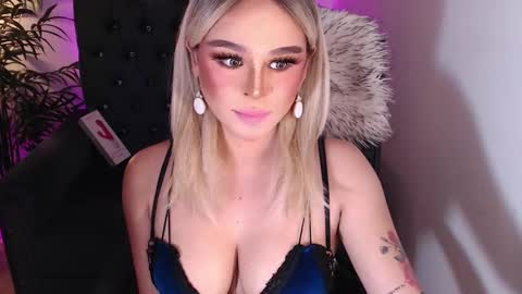 Snapshot of superh0tangelxx chatting on 12-11-24, 05:00 CARMINA online show from 12-11-24, 05:00