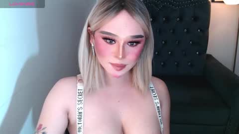 Snapshot of superh0tangelxx chatting on 10-23-25, 02:22 CARMINA online show from 10-23-25, 02:22