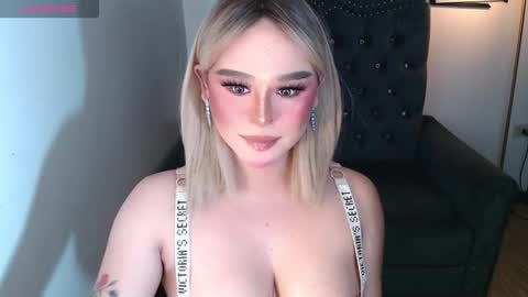 Snapshot of superh0tangelxx chatting on 11-03-25, 01:08 CARMINA online show from 11-03-25, 01:08