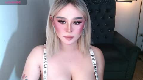 Snapshot of superh0tangelxx chatting on 11-05-25, 02:00 CARMINA online show from 11-05-25, 02:00