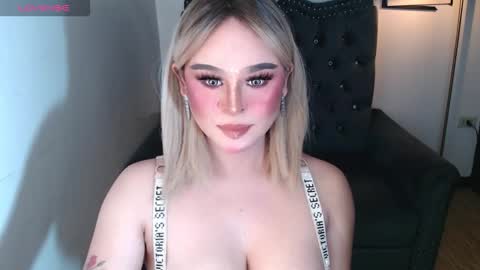 Snapshot of superh0tangelxx chatting on 11-08-25, 12:00 CARMINA online show from 11-08-25, 12:00