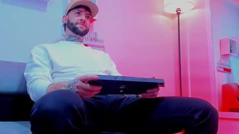 supreme_alpha_ online show from 11-22-25, 04:55