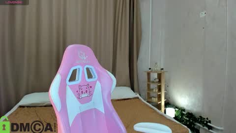 Annie online show from 11-26-25, 01:06