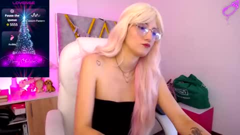 Snapshot of susan_hottye_ chatting on 12-15-25, 11:36 Susan online show from 12-15-25, 11:36