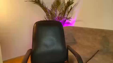 Snapshot of susana_hank chatting on 10-15-25, 10:10 susana online show from 10-15-25, 10:10