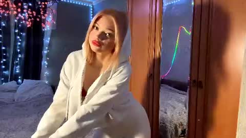 Snapshot of suzannabarmes chatting on 06-10-26, 01:06 Stacy online show from 06-10-26, 01:06