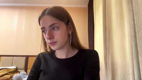 Snapshot of suzannetigerino chatting on 06-08-26, 11:21 Emila online show from 06-08-26, 11:21