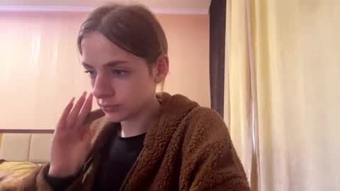 Snapshot of suzannetigerino chatting on 06-12-26, 11:31 Emila online show from 06-12-26, 11:31
