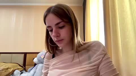 Snapshot of suzannetigerino chatting on 06-13-26, 11:30 Emila online show from 06-13-26, 11:30