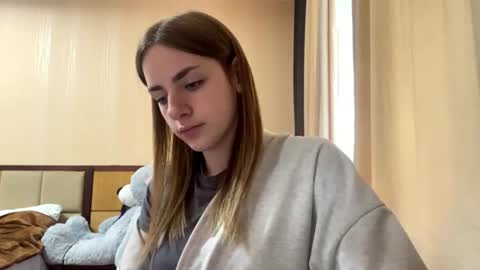 Snapshot of suzannetigerino chatting on 06-14-26, 11:45 Emila online show from 06-14-26, 11:45