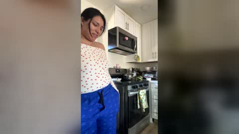 Suzy online show from 03-12-26, 06:25