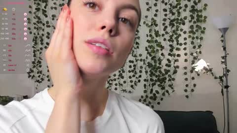 Snapshot of sweet_and_flirt chatting on 10-22-25, 07:30 Alice online show from 10-22-25, 07:30