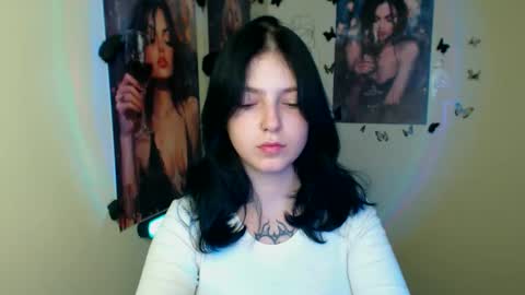 Snapshot of sweet_cherryg chatting on 11-05-25, 01:11 Ivy online show from 11-05-25, 01:11