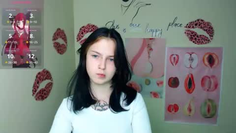 Snapshot of sweet_cherryg chatting on 11-18-25, 02:54 Ivy online show from 11-18-25, 02:54