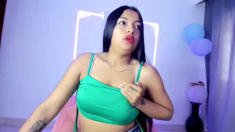 Snapshot of sweet_cinamon69 chatting on 10-13-25, 02:17 Canela online show from 10-13-25, 02:17