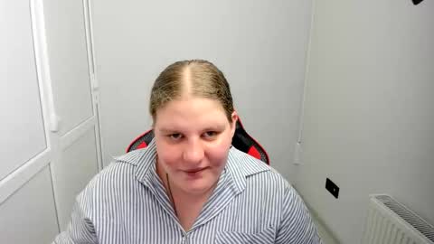 Snapshot of sweet_karla_la chatting on 05-16-26, 10:36 Karla online show from 05-16-26, 10:36