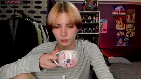 Snapshot of sweet_peach__ chatting on 06-19-26, 08:45 kira online show from 06-19-26, 08:45