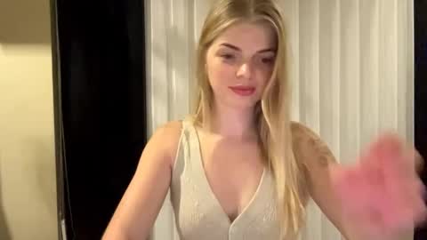 Snapshot of sweet_sinn_ chatting on 09-25-25, 08:45 Mira online show from 09-25-25, 08:45